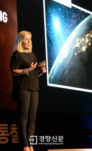- Dr. Lucy Hawking\'s Keynote Address: Dr. Lucy Hawking, the daughter of the world\'s greatest astrophysicist Dr. Stephen Hawking, gives a keynote address at the Kyunghyang Forum, held in celebration of the seventieth year of the publication of the Kyunghyang Shinmun at Lotte Hotel in Sogong-dong, Seoul on September 28. Kim Jeong-geun