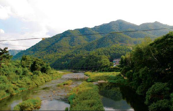 [월간산]두산교에서 남쪽으로 흐르는 주천강 방면으로 본 회봉산 정상(오른쪽에서 두 번째 봉). 정상 왼쪽 능선은 정상 동릉, 정상 오른쪽은 북릉이다.