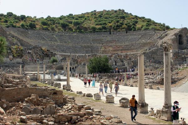[월간산]터키 에페수스는 고대 그리스와 같은 문화권으로서, 비슷한 건축양식과 신전 형태를 띤다. 사진은 에페수스의 원형극장. 당시 2만여 명 이상 수용했다고 한다.