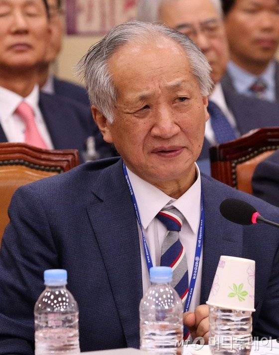 이기동 신임 한국학중앙연구원장이 30일 오후 서울 여의도 국회에서 열린 교육문화체육관광위원회의 한국학중앙연구원 등에 대한 국정감사에서 의원들의 질의에 답변하고 있다.이 원장은 원장 선임과정에서 이승철 전경련 부회장의 추천으로 선임이 이뤄진 데 대한 유은혜 의원의 질의에 답하는 과정에서 흥분해 고함을 치다 갑자기 일어나 화장실에 가는 등 돌발 행동을 하기도 했다. 2016.9.30/뉴스1  <저작권자 &#169; 뉴스1코리아, 무단전재 및 재배포 금지>