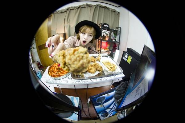 '먹방요정'으로 인기를 모으는 BJ 슈기