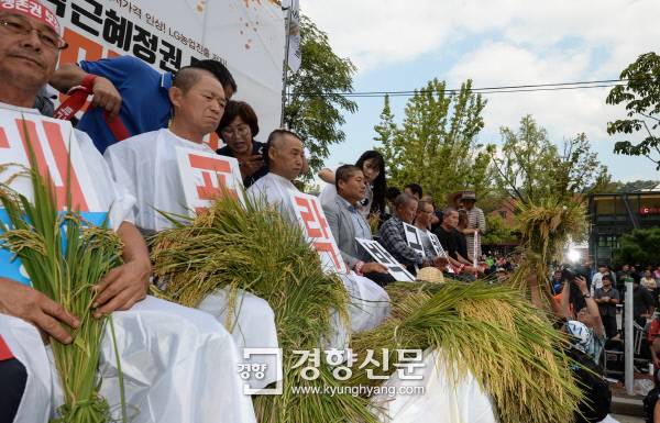 월 22일 서울 혜화동 마로니에공원에서 열린 전국농민대회에 참석한 농민들이 쌀값 폭락에 대한 대책을 요구하며 삭발하고 있다. / 이준헌 기자