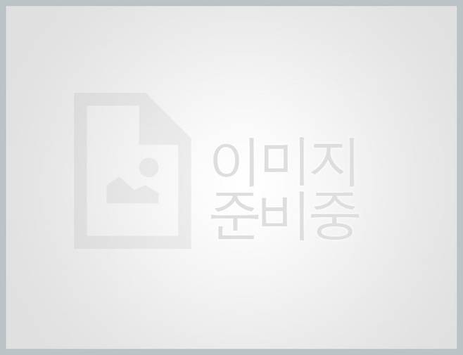 황병국 감독은 2014년 전주국제영화제 개막작인 옴니버스영화 '신촌좀비만화'에서 중소기업 부장을 연기했다.