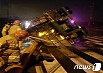 충남 서산시 탱크로리 전복현장 모습 © News1
