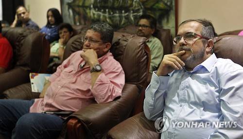 로드리고 론도뇨(오른쪽) FARC 지도자가 FARC 관계자와 함께 평화협정 국민투표 결과를 지켜보고 있다. [EPA=연합뉴스 자료사진]