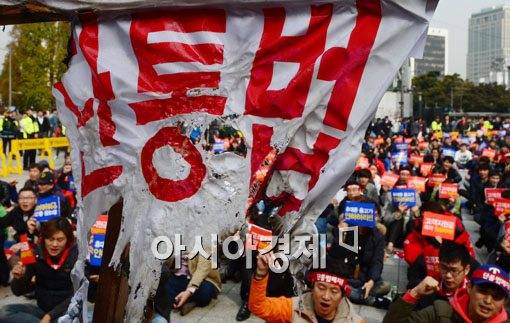 지난 2014년 단말기유통법 도입에 반발하는 이동통신업계 종사자들.