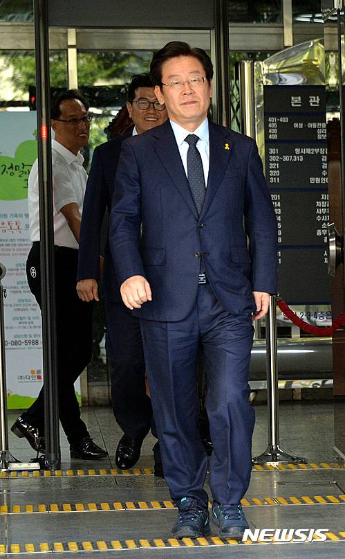 【성남=뉴시스】 이정하 기자 = 한 보수단체 간부로부터 고발당한 이재명 성남시장이 4일 검찰에 출석, 약 5시간 동안 조사를 받고 청사 밖으로 나오고 있다. 이 시장은 검찰 조사를 마치고 나오며 취재진에 "생각했던 것과 달리 검찰이 어떤 선입관이나 악의를 가지고 있는 것으로 생각되진 않았다"며 "있은 그대로 진술했고, 객관적 사실에 기초해서 법과 원칙에 따라서 합리적으로 판단 해주도록 요청했다"고 밝혔다. 2016.10.04 photo@newsis.com   jungha98@newsis.com