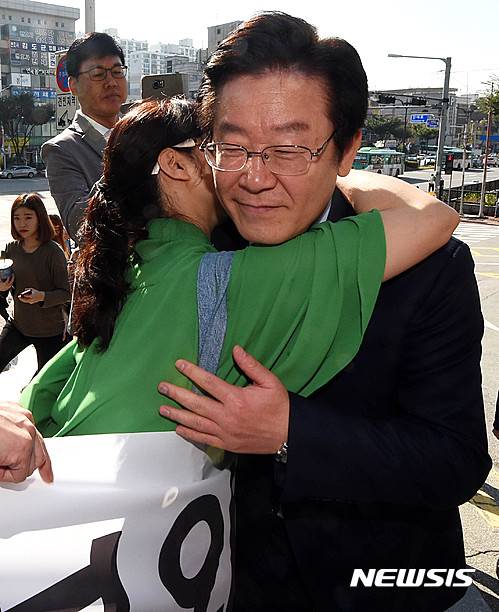 【성남=뉴시스】 이정선 기자 = 선거법위반 혐의를 받고 있는 이재명 성남시장이 4일 오전 경기 성남 수원지방검찰청 성남지청에서 한 지지자와 포옹을 하고 있다. 2016.10.04.  ppljs@newsis.com