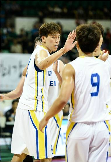 연세대 에이스 최준용은 200cm가 넘는 장신에도 1~5번까지 두루 소화할 수 있는 스피드와 기술을 갖춘 잠재력 최강의 인재다.(자료사진=대학농구연맹)