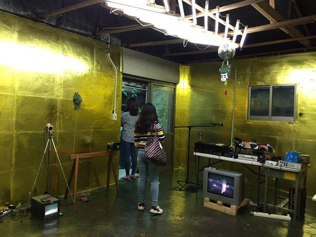 그림 5 비둘기 오디오 비디오 페스티벌에 참여하고 있는 창작공간 중 하나인 슬로우 슬로우 퀵 퀵의 전시장.