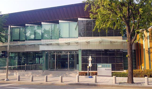 정권 실세 개입 의혹이 제기된 신생 미르재단이 지난 4월 ‘K타워 프로젝트’를 준비하기 위한 청와대 연풍문 회의에 참석했던 것으로 알려져 논란이 일고 있다. 연풍문은 2009년 세운 청와대 방문객 안내소다. 홍인기 기자