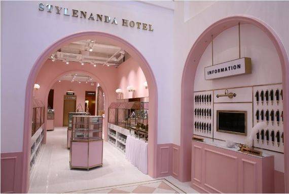 스타일난다가 서울 명동에 호텔을 모티브로 한 플래그십 스토어를 열었다. 매장 내 색상은 대부분 핑크색을 사용했다. [사진 스타일난다]