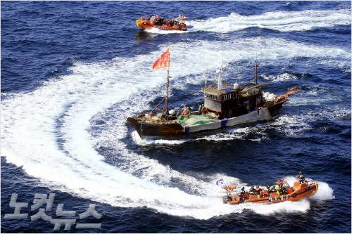 불법 조업 중국 어선을 단속 중인 해경 고속단정 (자료사진)