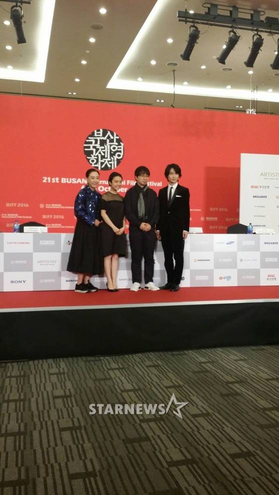 9일 부산 해운대 동서대 센텀캠퍼스 컨벤션홀에서 열린 '너의 이름은' 기자간담회에 참석한 강수연 부산국제영화제 집행위원장, 카미시라이시 모네, 신카이 마코토 감독, 카미키 류노스케