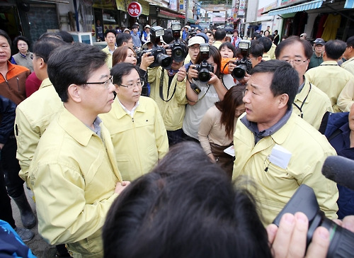 (울산=연합뉴스) 김근주 기자 = 정부의 특별재난지역 우선 선포에서 제외된 울산 중구 태화시장을 11일 방문한 송언석(왼쪽) 기획재정부 2차관이 박성민(오른쪽) 울산 중구청장과 시장 상인들로부터 항의를 받고 있다.