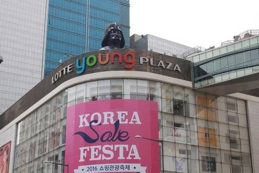 서울 중구 소공동 롯데백화점 영플라자 전경. 롯데백화점은 국경절 기간 한국을 찾는 중국인 관광객을 겨냥해 영플라자 옥상에 중국인이 좋아하는 10미터 크기 스타워즈 다스베이더 얼굴 조형물을 설치했다. /연합뉴스 제공