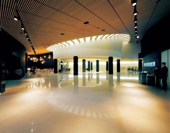 세 전시관의 입구가 있는 삼성미술관 리움 로비. 가운데에 로툰다 계단이 있다. /삼성미술관 리움 제공