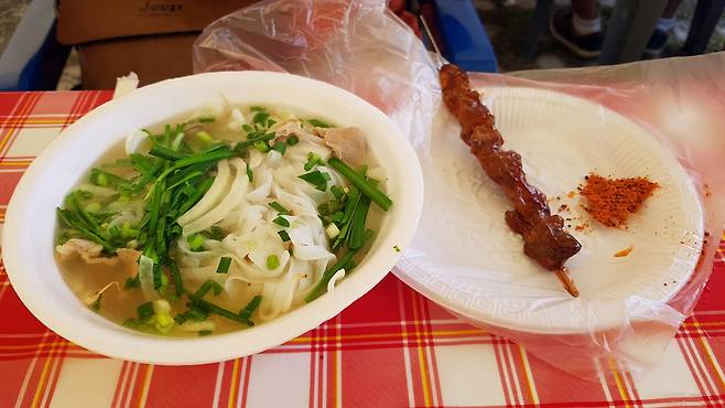 다문화가정 이주민들이 운영하는 부스에서 판매하는 쌀국수와 양꼬치.