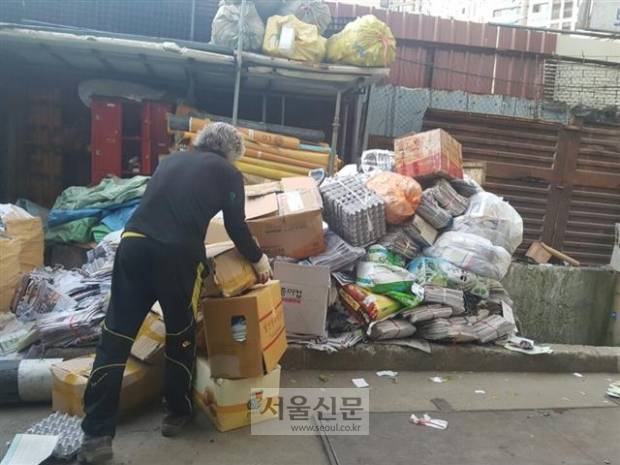11일 서울 종로구 교남동의 한 고물상에서 폐지 수집 노인들로부터 매입한 폐품을 고물상 주인이 정리하고 있다.