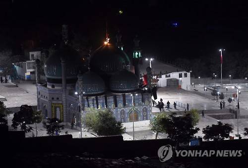 11일(현지시간) 아프가니스탄 수고 카불 카르테 사키 지역에 있는 시아파 사원에서 치안당국이 총기 테러 현장을 조사하고 있다.[AFP=연합뉴스]