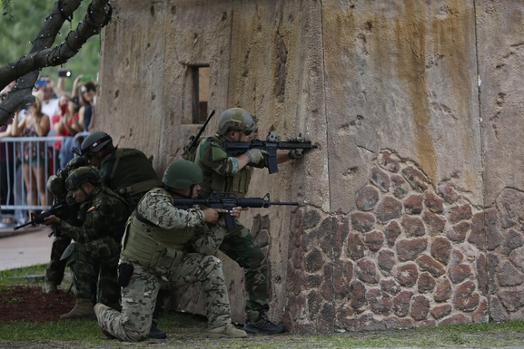 미군 특수부대가 시가전 모의 시범 훈련을 하고 있다. 손잡이를 장착한 소총은 HK416, 손잡이가 없는 것은 M4카빈 소총./블룸버그