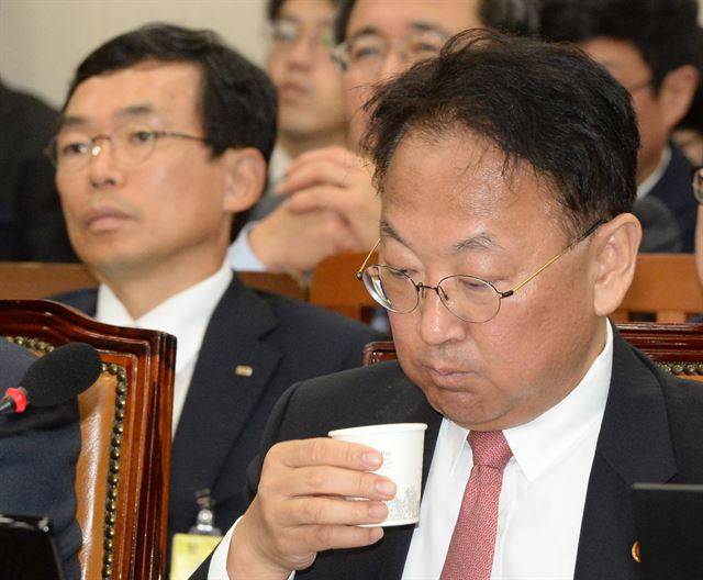 12일 국회에서 열린 기획재정위원회 국정감사에서 유일호(오른쪽) 경제부총리가 답변을 준비하고 있다. 오대근기자 inliner@hankookilbo.com