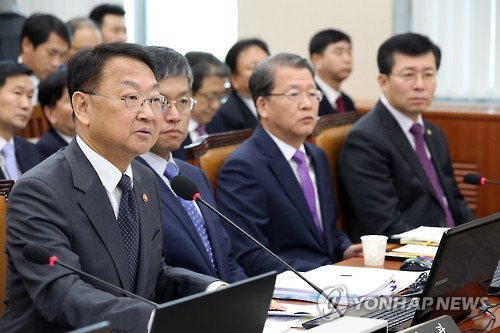 국회 기재위 종합감사      (서울=연합뉴스) 이정훈 기자 = 유일호 부총리 겸 기획재정부 장관이 13일 오전 국회에서 열린 기획재정위의 기획재정부ㆍ국세청ㆍ관세청ㆍ조달청ㆍ통계청에 대한 종합감사에서 더불어민주당 송영길 의원의 질의에 답하고 있다.