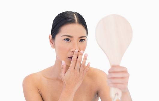 거울을 보고 있는 여성