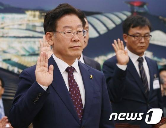 이재명 성남시장이 14일 서울 여의도 국회에서 열린 국토교통위원회 국정감사에 출석해 증인 선서를 하고 있다. 2016.10.14/뉴스1 © News1 송원영 기자