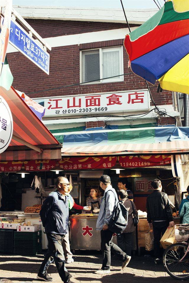 대림2동에 위치한 대림중앙시장은 오래된 재래시장이지만 중국 특화시장으로 모습이 변했다.