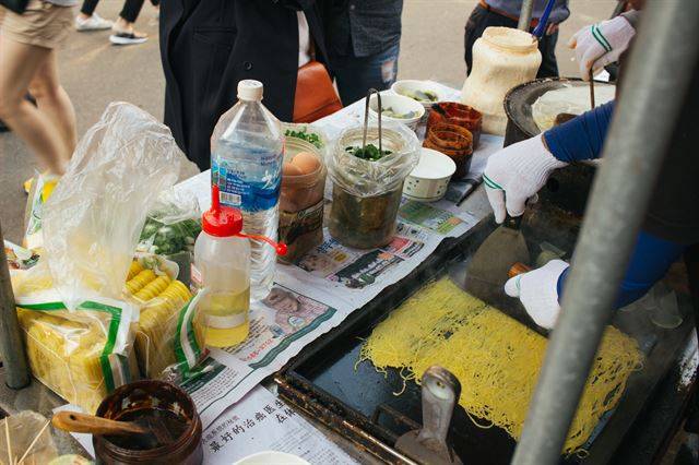 쫄깃한 연변식 냉면을 눌러 펴 굽고 그 위에 갖은 양념과 향채를 올린 길거리 음식.