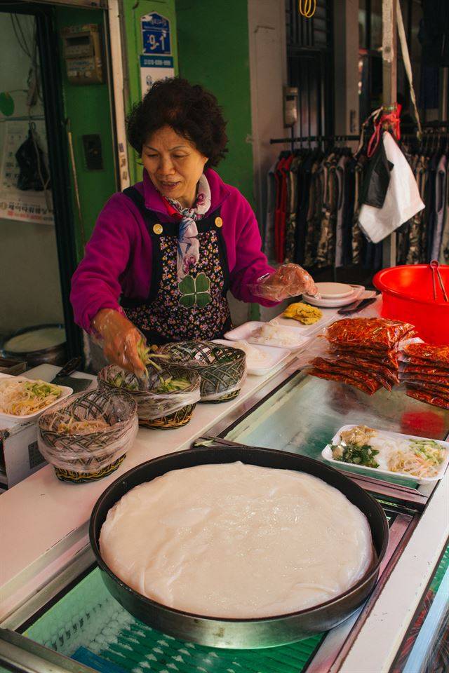 차갑게 먹는 국수 요리 량피를 만들어 파는 전문점도 생겼다. 오이와 고수, 숙주를 곁들여 양념에 비벼 먹는다.
