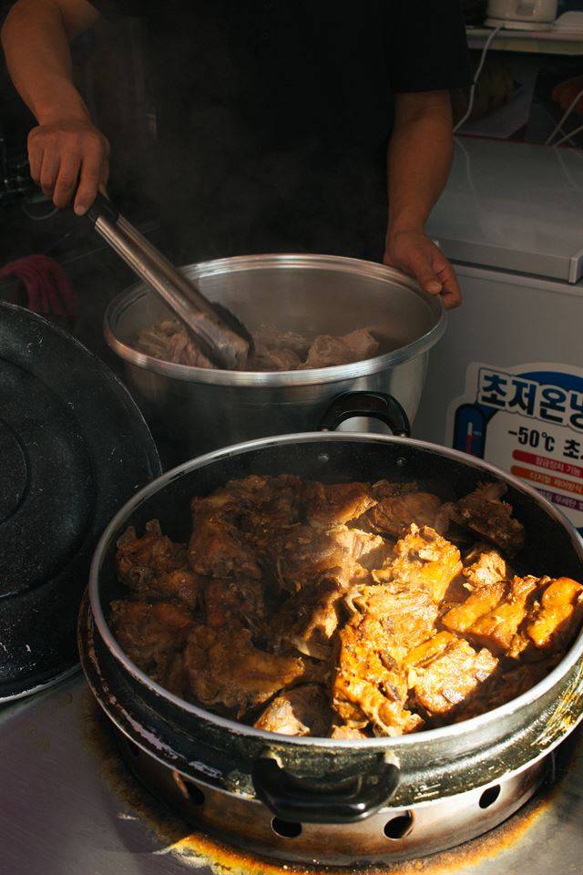 시장 끝자락에 위치한 만두전문점에서는 몽골식 돼지 등갈비 찜도 팔고 있다.