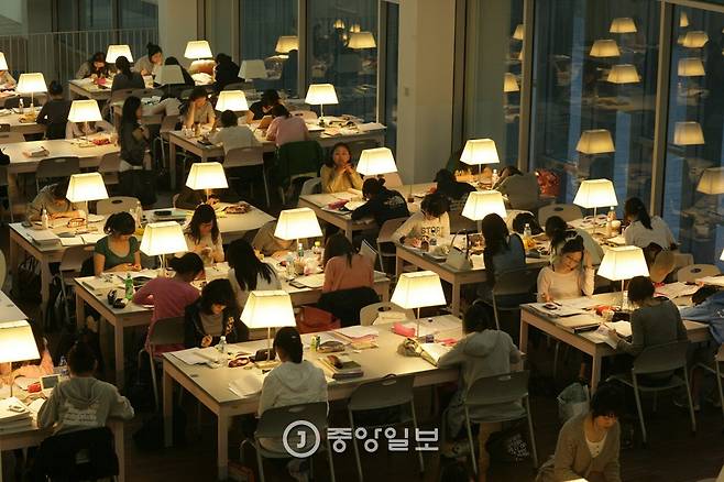 이화여대 도서관.