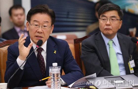 이재명 성남시장이 14일 서울 여의도 국회에서 열린 국토교통위원회 국정감사에 출석해 정동영 의원의 질의에 답변하고 있다. 2016.10.14/뉴스1  <저작권자 © 뉴스1코리아, 무단전재 및 재배포 금지>