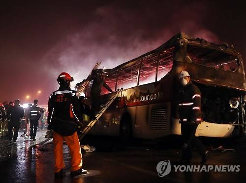 처참하게 불탄 관광버스 (울산=연합뉴스) 김용태 기자 = 13일 오후 울산시 울주군 언양읍 경부고속도로 언양 JC에서 경주 IC 방향 1㎞ 지점을 달리던 관광버스에 불이 나 10명이 사망했다. 사고 현장에서 불에 탄 관광버스에서 연기가 나고 있다. 2016.10.14 yongtae@yna.co.kr