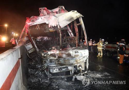 경부고속도로 관광버스 전소 (울산=연합뉴스) 김용태 기자 = 13일 오후 울산시 울주군 언양읍 경부고속도로 언양 JC에서 경주 IC 방향 1㎞ 지점을 달리던 관광버스에 불이 나 10명이 사망했다. 사고 버스가 처참하게 불에 타 있다. 2016.10.14 yongtae@yna.co.kr