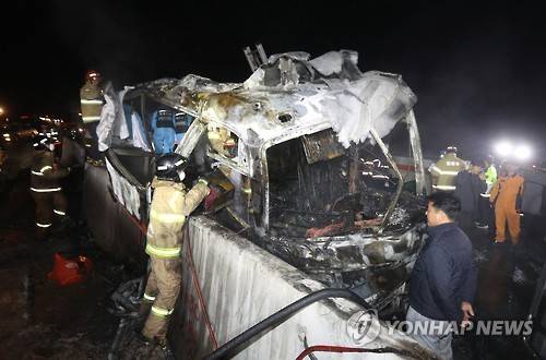 (울산=연합뉴스) 김용태 기자 = 13일 오후 울산시 울주군 언양읍 경부고속도로 언양 JC에서 경주 IC 방향 1㎞ 지점을 달리던 관광버스에 불이 나 10명이 사망했다. 사고 버스가 처참하게 불에 타 뼈대만 남아 있다. 2016.10.14