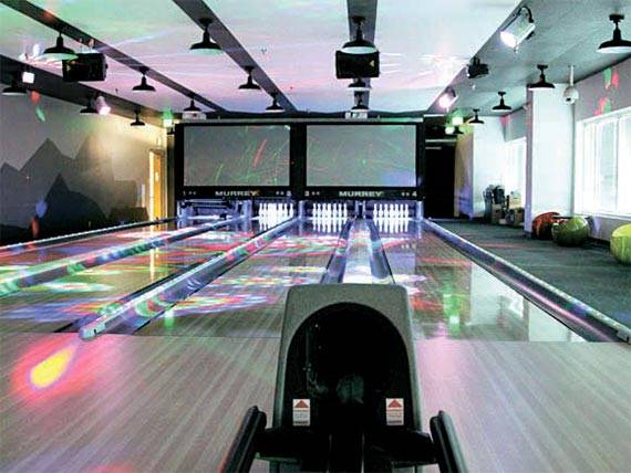 볼링장을 비롯해 당구장·수영장 등을 근무 시간 중 자유롭게 이용할 수 있다. [사진 구글]