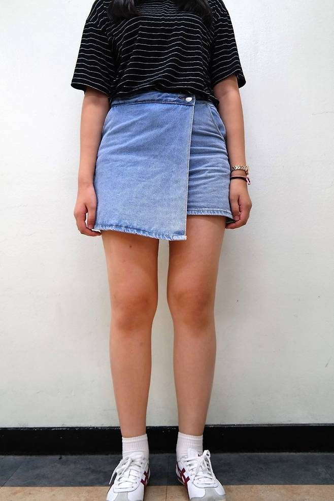 검은색 상의와 세레니티 색상의 랩스커트를 매칭.