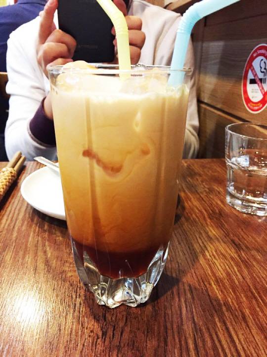 드디어 우리가 주문한 태국식 아이스티 등장이오! 홍차와 코코넛 밀크가 들어가 흔히 우리가 먹는 밀크티 음료 맛이 난다. 단, 좀 많이 단 편이다. 처음엔 ‘왜 이렇게 달지’라고 했으나 이후 음식이 나오고 나서 비로소 감탄과 깨달음을 얻게 된다.