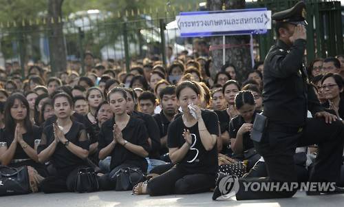 국왕 조문하는 태국인들 [AFP=연합뉴스]