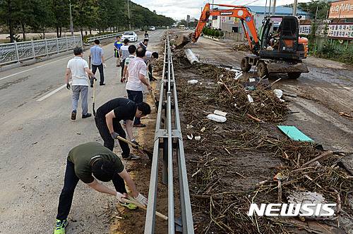 【양산=뉴시스】안지율 기자 = 6일 경남 양산시청 직원들이 지난 5일 발생한 태풍 차바로 인한 피해 현장인 국도 35호선에서 수해복구 작업에 구슬땀을 흘리고 있다. 2016.10.06. (사진=양산시 제공)    photo@newsis.com