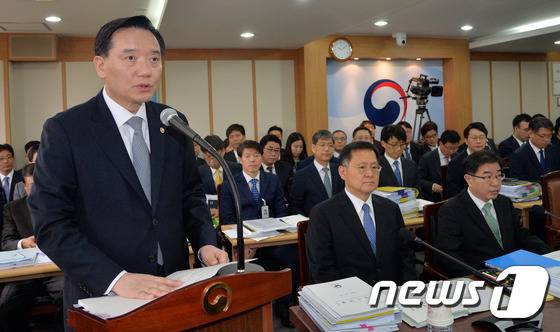 17일 오전 정부과천청사 법무부에서 열린 국회 법제사법위원회 법무부 국정감사에서 김현웅 법무부장관이 업무보고를 하고 있다. 2016.10.17/뉴스1 © News1 김명섭 기자