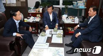 정보위 여야 3당 간사인 이완영 새누리당(가운데), 김병기 더불어민주당(오른쪽), 이태규 국민의당 의원.2016.10.17/뉴스1 © News1 손형주 기자