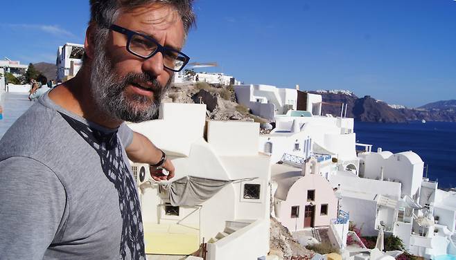 지난 달 26일 그리스 산토리니 이아 마을에서 만난 건축가 야니스 비티스가 산토리니 토속 건축의 특징에 대해 설명하고 있다. 그는 2008년부터 산토리니에서 활동 중이다.