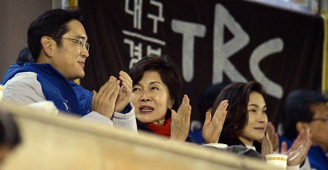 서울 잠실야구장에서 이재용 삼성전자 부회장과 어머니 홍라희 여사(가운데), 이서현 삼성물산 사장이 경기를 관전하고 있다. 이재용 부회장과 이서현 삼성물산 사장은 각각 경기초 16회, 21회 졸업생이다. [사진=뉴시스]