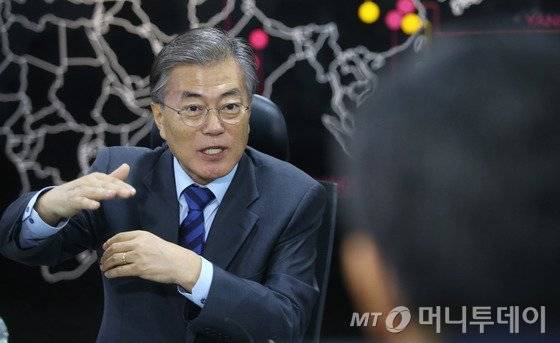 '송민순 회고록 논란'에 중심에 선 문재인 더불어민주당 전 대표가 17일 오전 인천 남동구 이익공유 시행 기업 디와이를 방문해 관계자들과 간담회를 갖고 있다. 2016.10.17/뉴스1  <저작권자 © 뉴스1코리아, 무단전재 및 재배포 금지>