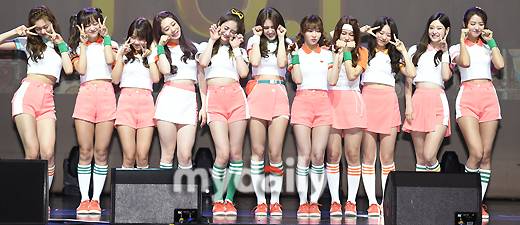 ▲ 아이오아이 '깜찍 대결'