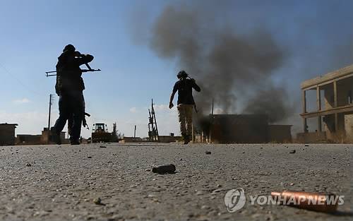 다비크 탈환전 벌이는 시리아 반군  (다비크 AFP=연합뉴스) 시리아 반군의 핵심세력인 자유시리아군(FSA) 전사들이 15일(현지시간) 시리아 서북부 다비크 외곽에서 극단주의 무장조직 이슬람국가(IS) 대원들과 전투를 벌이고 있다. 시리아 반군은 터키군 지원 아래 포격과 공습을 가하며 진격, IS의 선전전에 구심점 역할을 해 온 다비크를 16일 탈환했다.